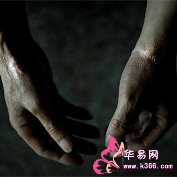 梦见棺材外边放一双鞋,解读梦境中的深层含义与心理暗示 梦见棺材外边放一双鞋,解读梦境中的深层含义与心理暗示