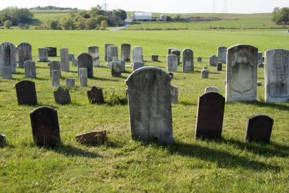 2021年农历七月十五日适不适合出殡安葬？